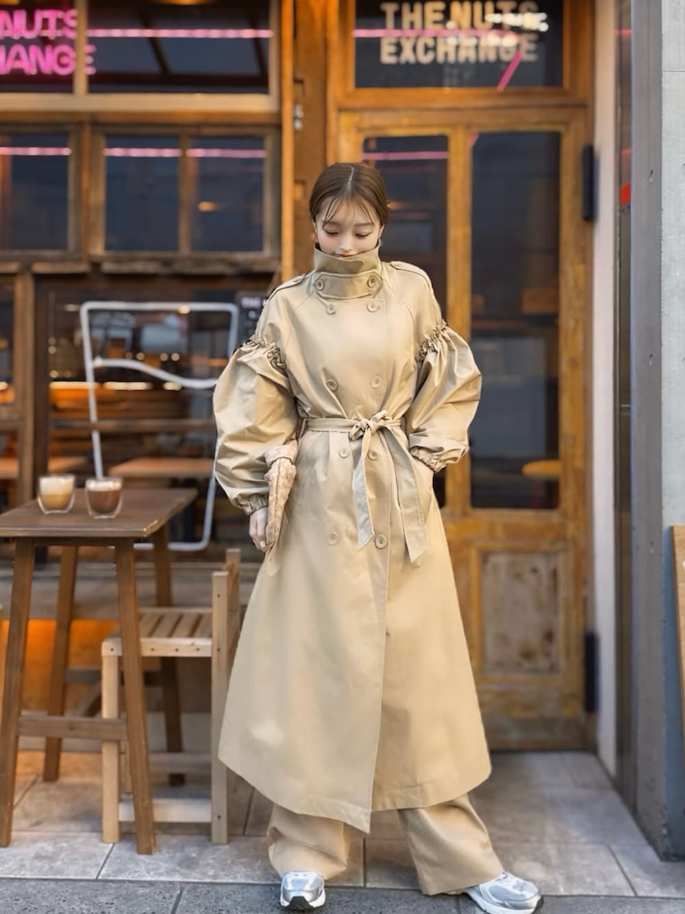 「トレンチコート、カジュアルスタイル、春服コーデ、シンプルスタイル、オフィススタイル、きれいめコーディネート、パンツスタイル、春コーデ」｜「KOBE LETTUCEの[ yuri.さんコラボ ] 選べる2丈ギャザースリーブロングトレンチコート（トレンチコート、ベージュ系）」を使った、yuri.さん（レディース・150cm）の冬コーディネートの3枚目の写真
