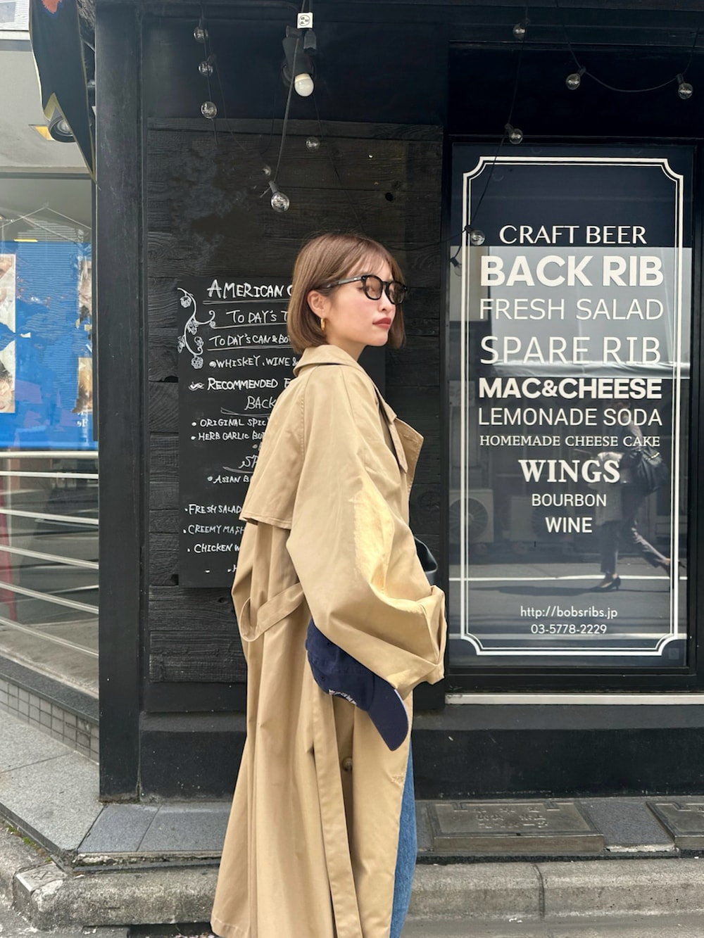 「シンプルコーデ、デニム、スニーカー、春アウター、淡色コーデ、メガネ女子、トレンチコート」｜「EFOLEの【EFOLE】フェイクレザー ラウンド ミニバッグ【再入荷】（ハンドバッグ、ブラック系）」を使った、yuri.さん（レディース・150cm）の春コーディネートの3枚目の写真