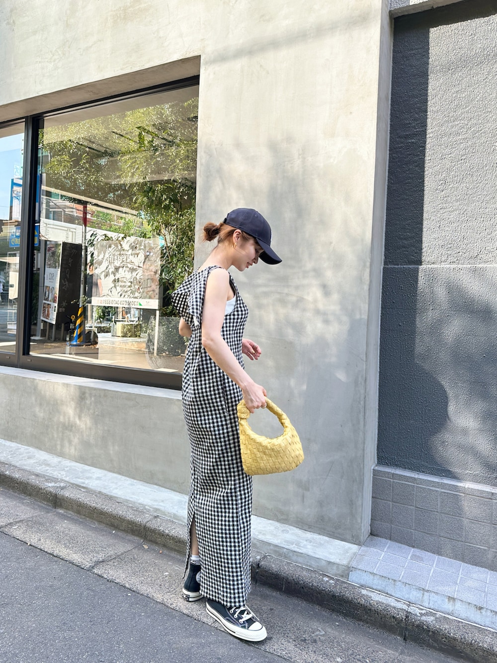 「お出かけコーデ日記、ハンドバッグ、ビタミンカラー、キャミワンピ、初夏コーデ、キャップ、チェック、モノトーン、休日スタイル、ショルダーバッグ、プチプラ、韓国ファッション、夏のコスメと服」｜「WoMのZOZO SPECIAL GINGHAM CHECK ONE PIECE APPLE LEATHER BAG（ワンピース、ブラック系）」を使った、yuri.さん（レディース・150cm）の春コーディネートの5枚目の写真