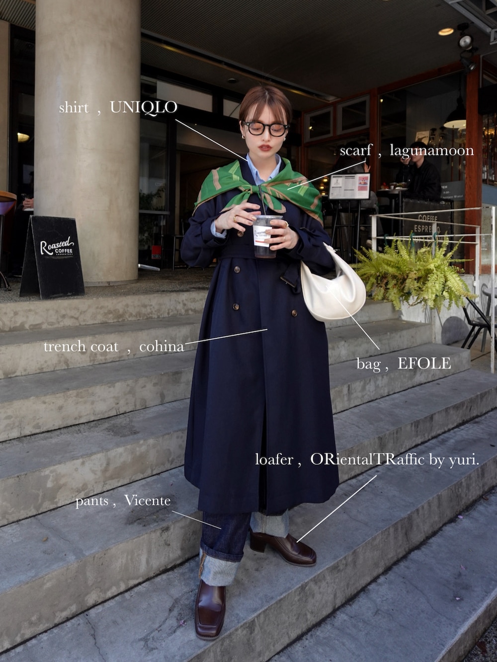 ブラウン系のパンプス、ホワイト系のハンドバッグ、ブルー系のトレンチコートを着用したレディースの春コーディネートの4枚目の写真