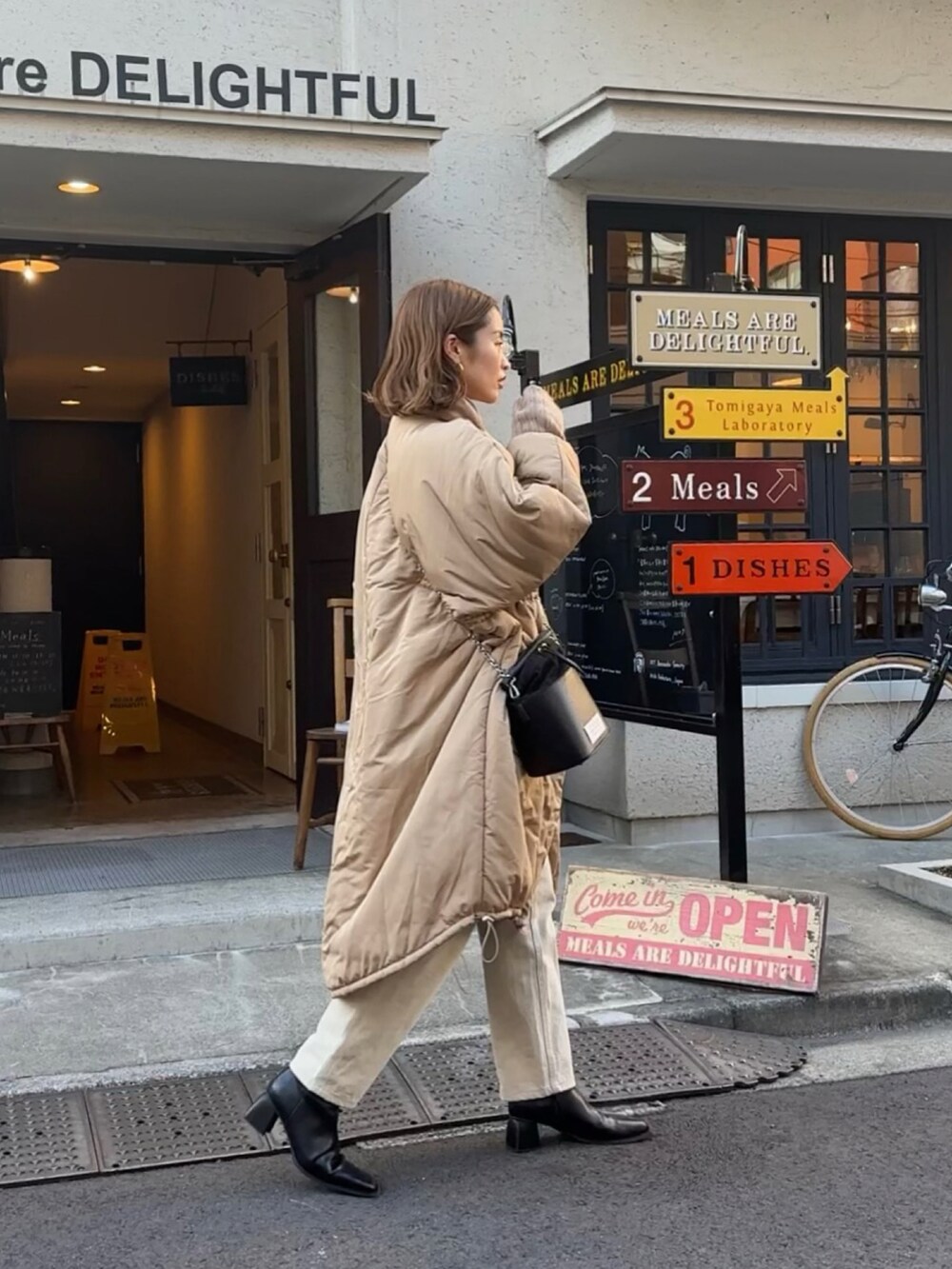 「服とコスメでなりたい自分に、クリスマスに着たい服、休日スタイル、ビッグシルエット、マイベストコーデ2022、ダウンジャケット、ロングコート、プチプラ、デニム、ワントーンコーデ、アームウォーマー、ブーツ、ミリタリー」|「ORiental TRaffic by yuriの【ZOZOTOWN限定】ワイドスクエアトゥミドルブーツ/11392(ブーツ、ベージュ系)」を使った、yuri.さん(レディース・150cm)の冬コーディネートの2枚目の写真