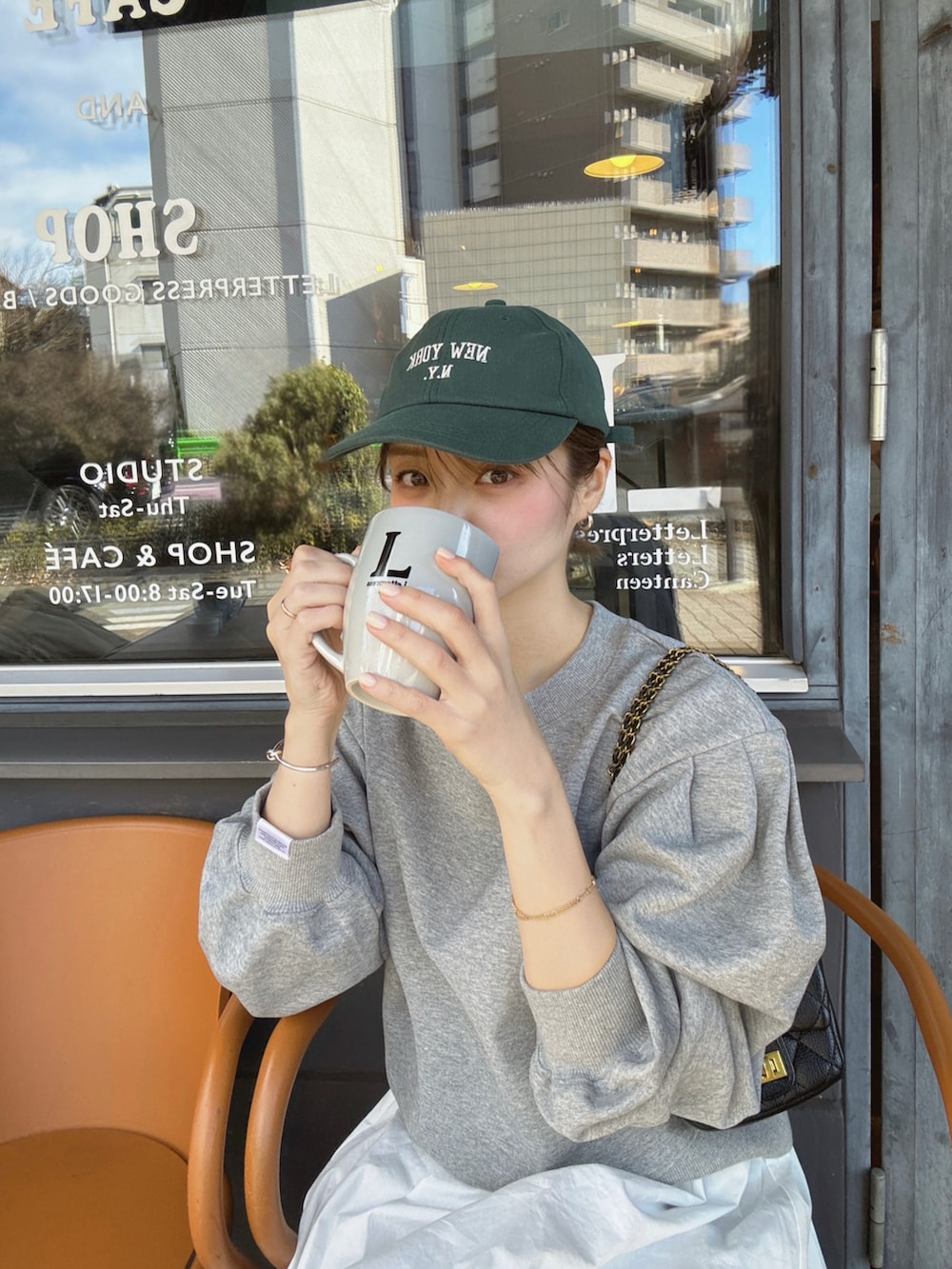 「シンプルスタイル、スウェット、春コーデ、トレンチコート、スニーカー、白ワンピース、ワンピース」｜「adidasのスーパースター [Superstar]  / アディダスオリジナルス adidas Originals スニーカー（スニーカー、ブラック系）」を使った、yuri.さん（レディース・150cm）の春コーディネートの3枚目の写真