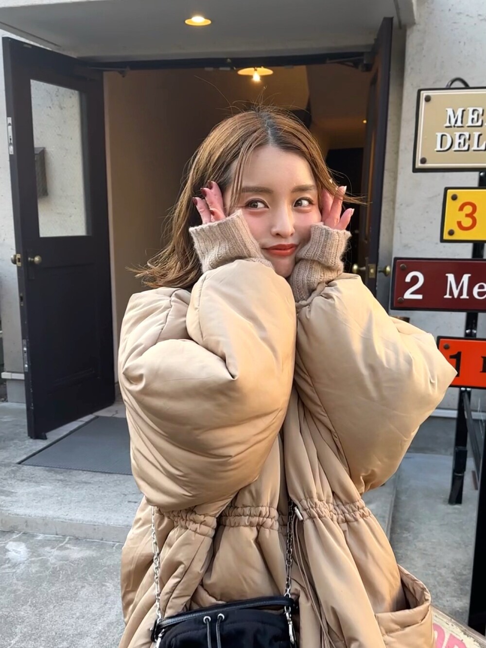 「服とコスメでなりたい自分に、クリスマスに着たい服、休日スタイル、ビッグシルエット、マイベストコーデ2022、ダウンジャケット、ロングコート、プチプラ、デニム、ワントーンコーデ、アームウォーマー、ブーツ、ミリタリー」|「ORiental TRaffic by yuriの【ZOZOTOWN限定】ワイドスクエアトゥミドルブーツ/11392(ブーツ、ベージュ系)」を使った、yuri.さん(レディース・150cm)の冬コーディネートの4枚目の写真