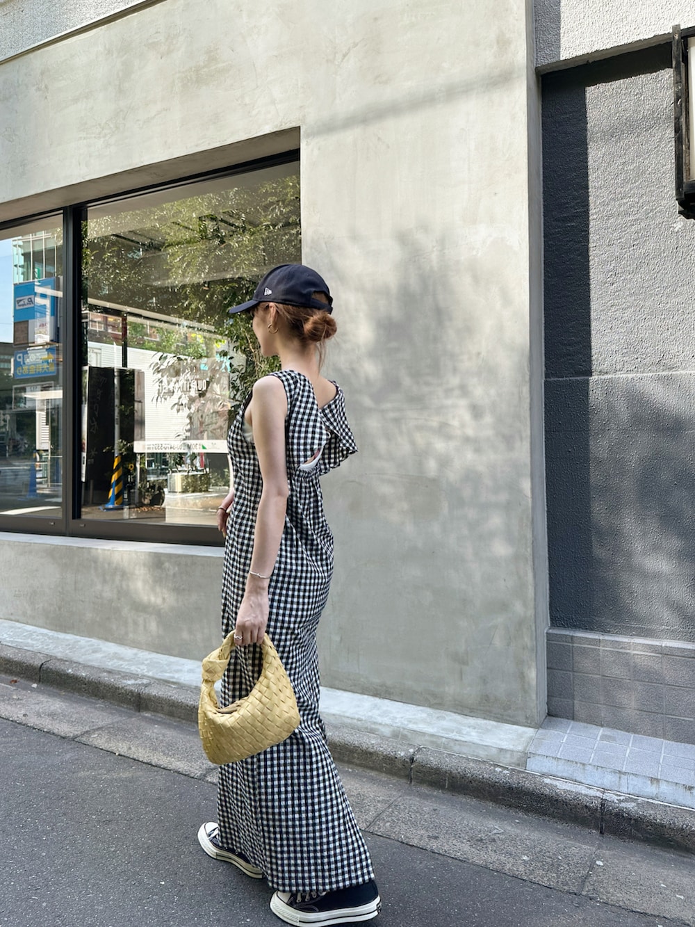 「お出かけコーデ日記、ハンドバッグ、ビタミンカラー、キャミワンピ、初夏コーデ、キャップ、チェック、モノトーン、休日スタイル、ショルダーバッグ、プチプラ、韓国ファッション、夏のコスメと服」｜「WoMのZOZO SPECIAL GINGHAM CHECK ONE PIECE APPLE LEATHER BAG（ワンピース、ブラック系）」を使った、yuri.さん（レディース・150cm）の春コーディネートの3枚目の写真