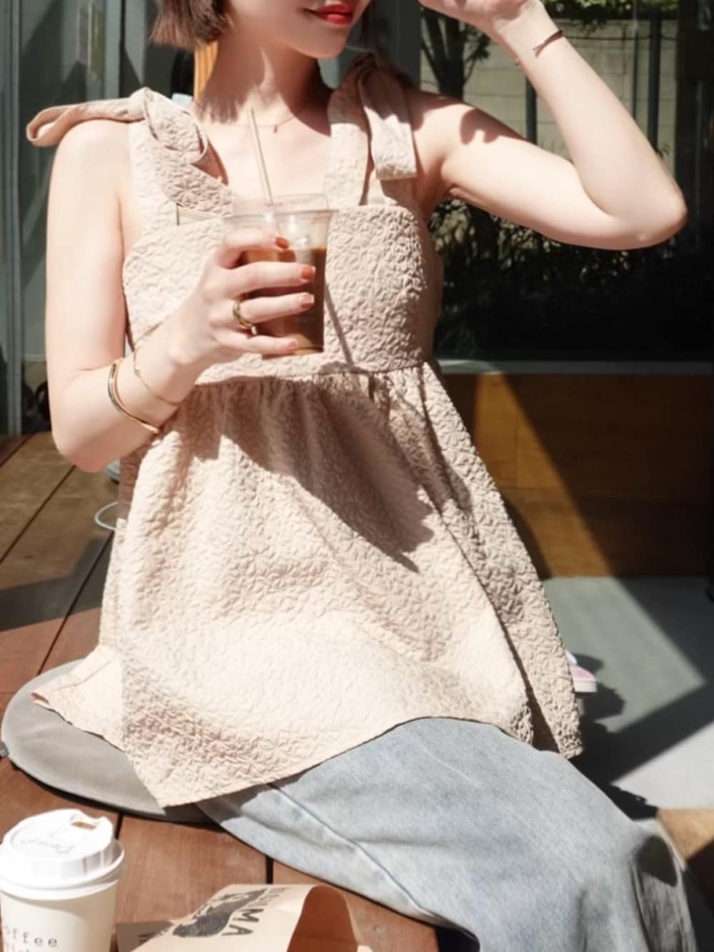 「サングラス、シンプルコーデ、きれいめカジュアル、古着MIX、デニム、お出かけコーデ、低身長コーデ、ショルダーバッグ、淡色コーデ、パンツスタイル」｜「ORiental TRaffic by yuriの■2024春夏新作■メタルモチーフフラットサンダル/41290（サンダル、ベージュ系）」を使った、yuri.さん（レディース・150cm）の春コーディネートの5枚目の写真