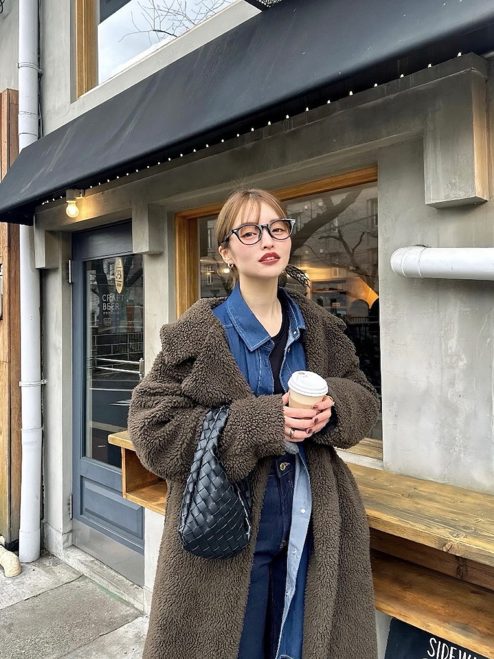 ブルー系のデニムパンツ、ブルー系のデニムジャケットを着用したレディースの冬コーディネートの2枚目の写真