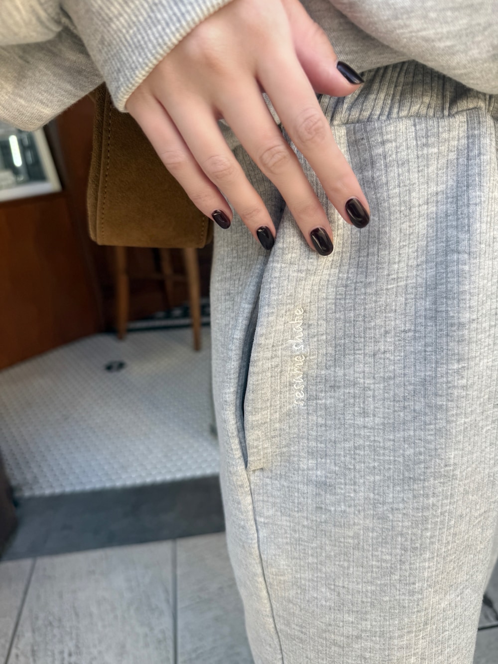 ブラウン系のスニーカー、グレー系のスウェット、グレー系のスウェットパンツを着用したレディースの秋コーディネートの3枚目の写真