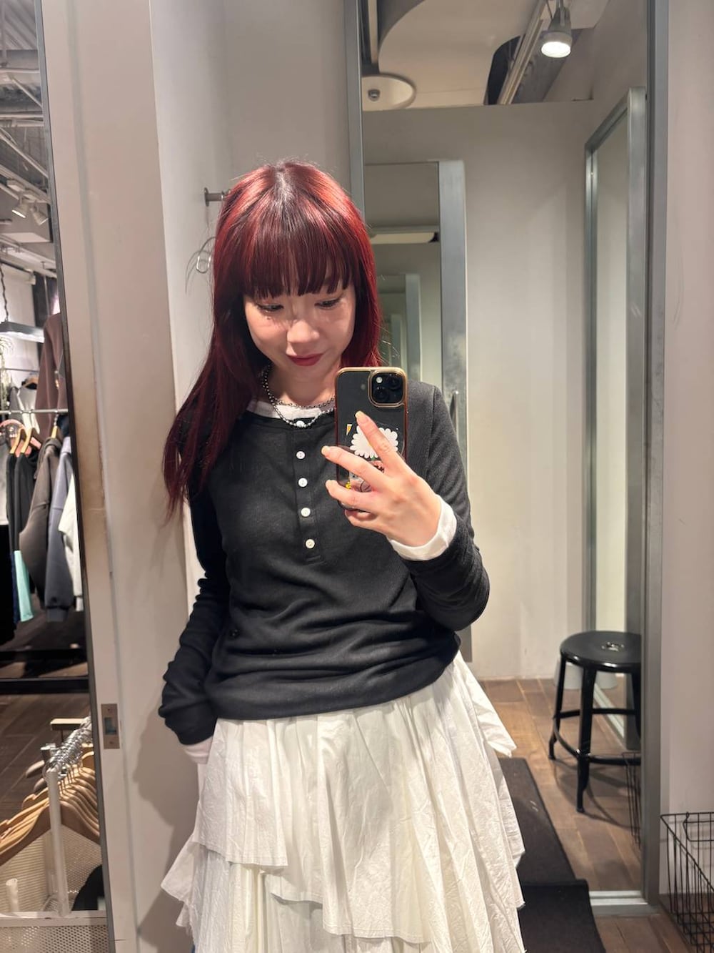 ブラウン系のパンプス、ブルー系のデニムパンツ、ホワイト系のスカートを着用したレディースの春コーディネートの7枚目の写真