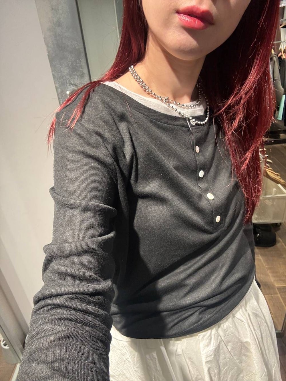 ブラウン系のパンプス、ブルー系のデニムパンツ、ホワイト系のスカートを着用したレディースの春コーディネートの6枚目の写真