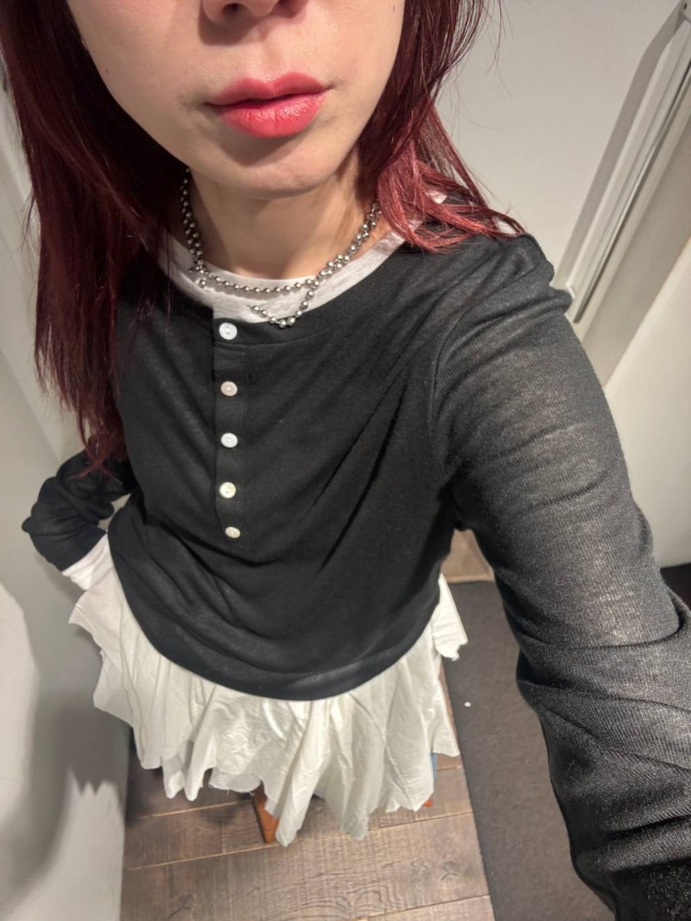 ブラウン系のパンプス、ブルー系のデニムパンツ、ホワイト系のスカートを着用したレディースの春コーディネートの4枚目の写真
