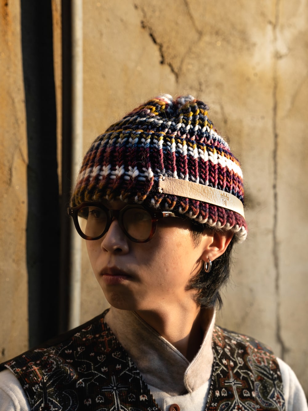 「シンプルコーデ、ジャケットコーデ、ベスト、モノトーン、オーバーサイズ、バギーパンツ、ワイドパンツ、clarks、トラッド」｜「nodzokuのアイテム（ニットキャップ/ビーニー、グレー系）」を使った、こーきさん（メンズ・166cm）の秋コーディネートの4枚目の写真