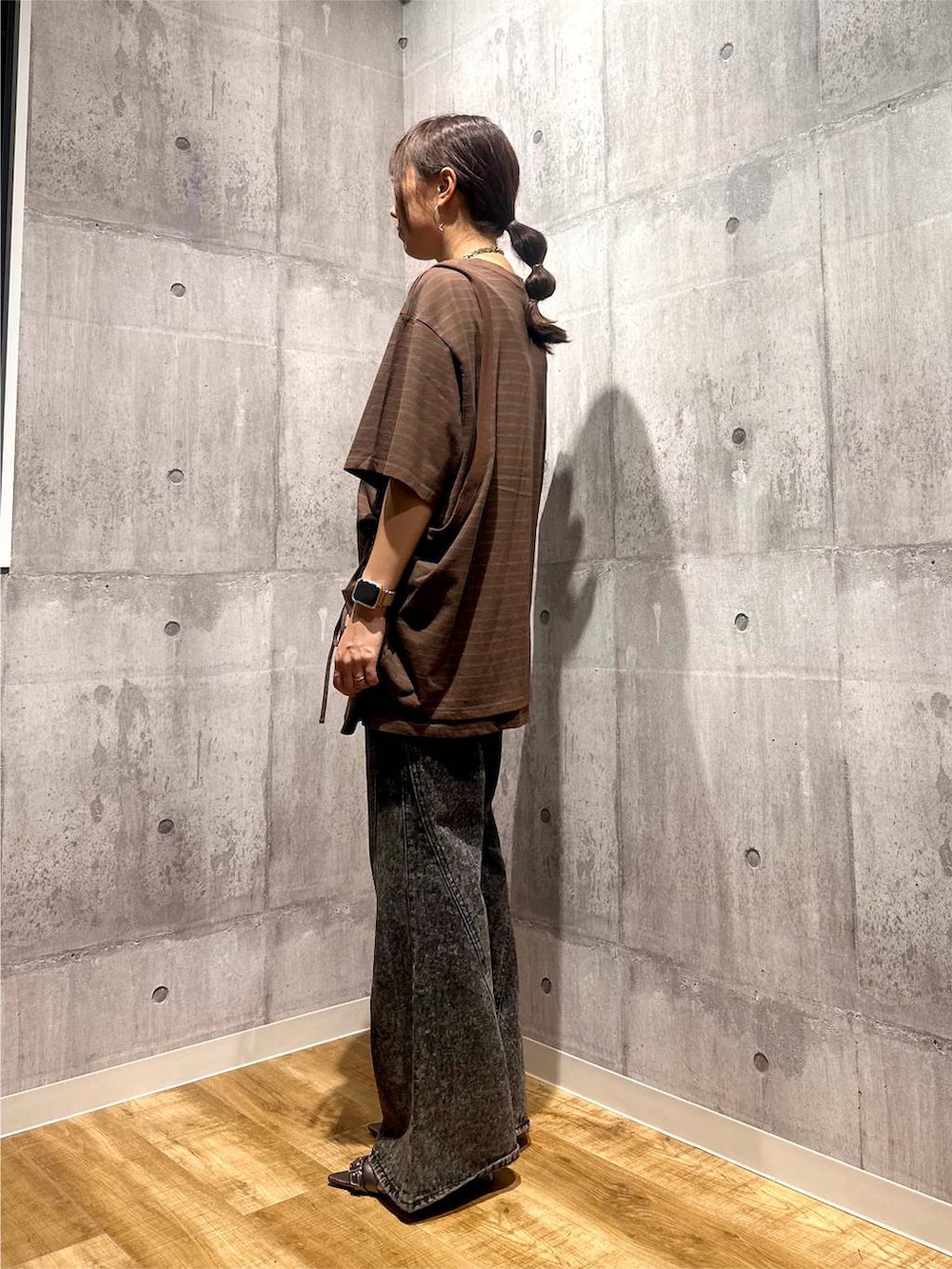ブラウン系のTシャツ/カットソー、その他のサンダル、ブラック系のデニムパンツを着用したレディースの秋コーディネートの4枚目の写真