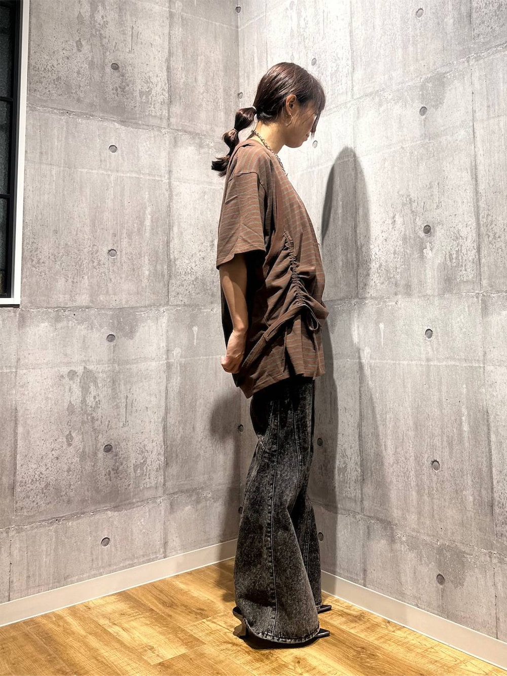 ブラウン系のTシャツ/カットソー、その他のサンダル、ブラック系のデニムパンツを着用したレディースの秋コーディネートの2枚目の写真