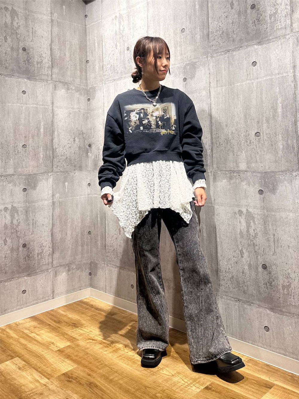 グレー系のスウェット、ブラック系のデニムパンツ、ホワイト系のチュニックを着用したレディースの秋コーディネートの5枚目の写真