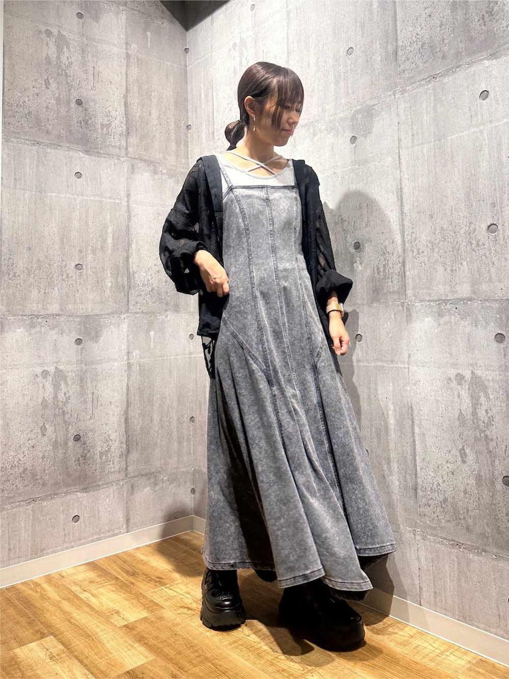 ブラック系のシャツ/ブラウス、ブラック系のワンピース、ホワイト系のタンクトップを着用したレディースの秋コーディネートの5枚目の写真