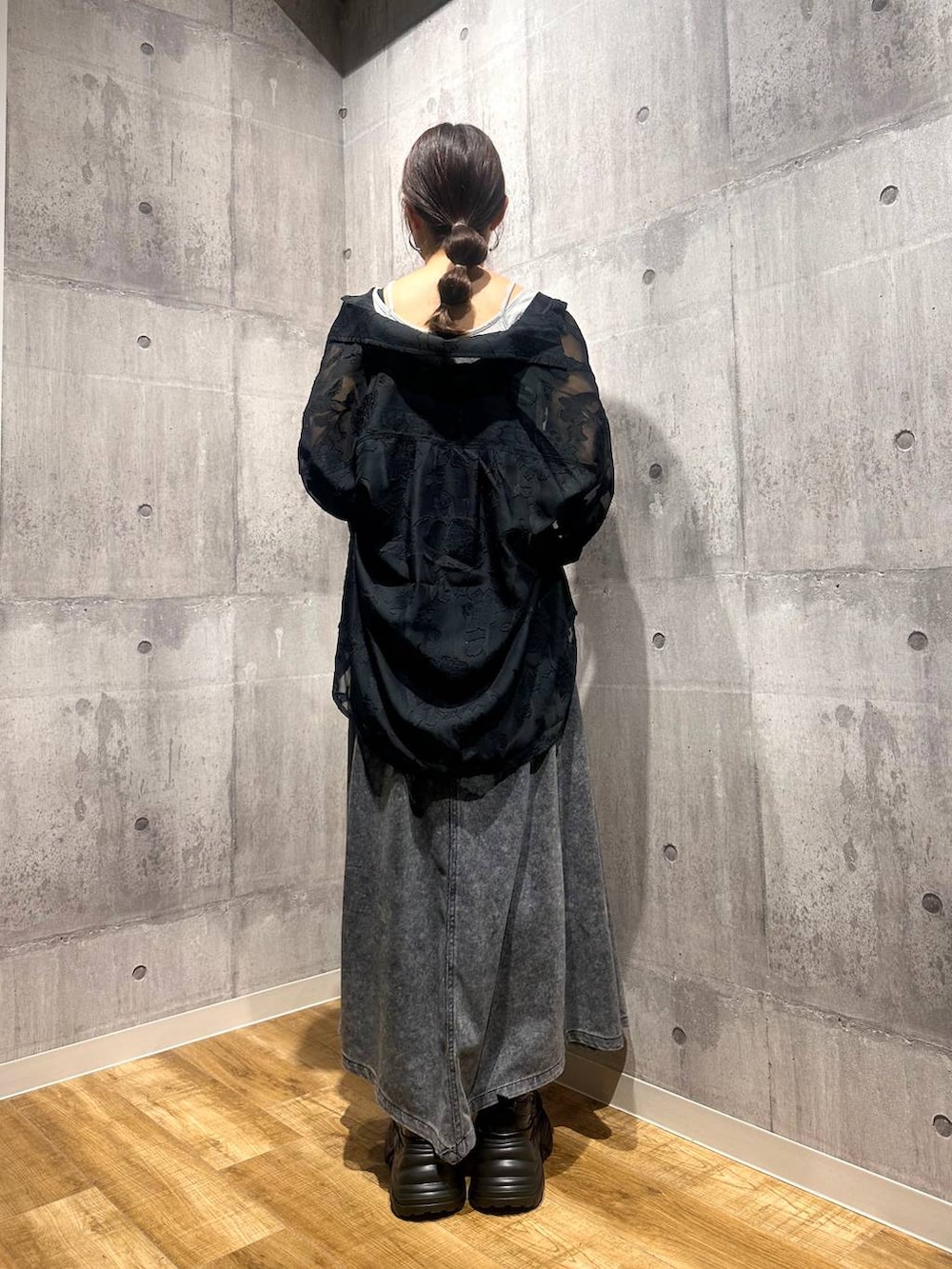 ブラック系のシャツ/ブラウス、ブラック系のワンピース、ホワイト系のタンクトップを着用したレディースの秋コーディネートの3枚目の写真