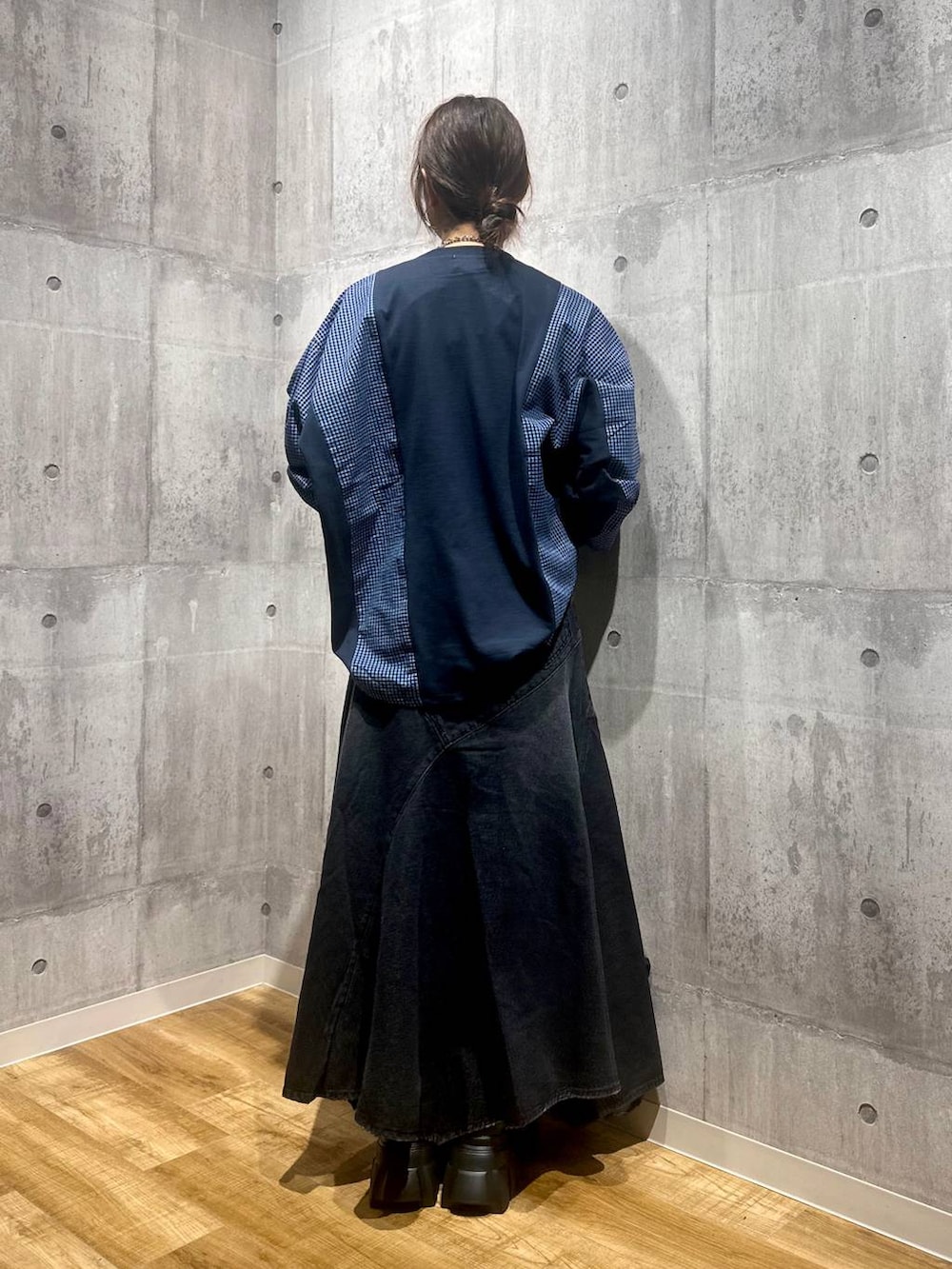 ブラック系のブーツ、ブラック系のデニムスカート、ブルー系のTシャツ/カットソーを着用したレディースの秋コーディネートの3枚目の写真