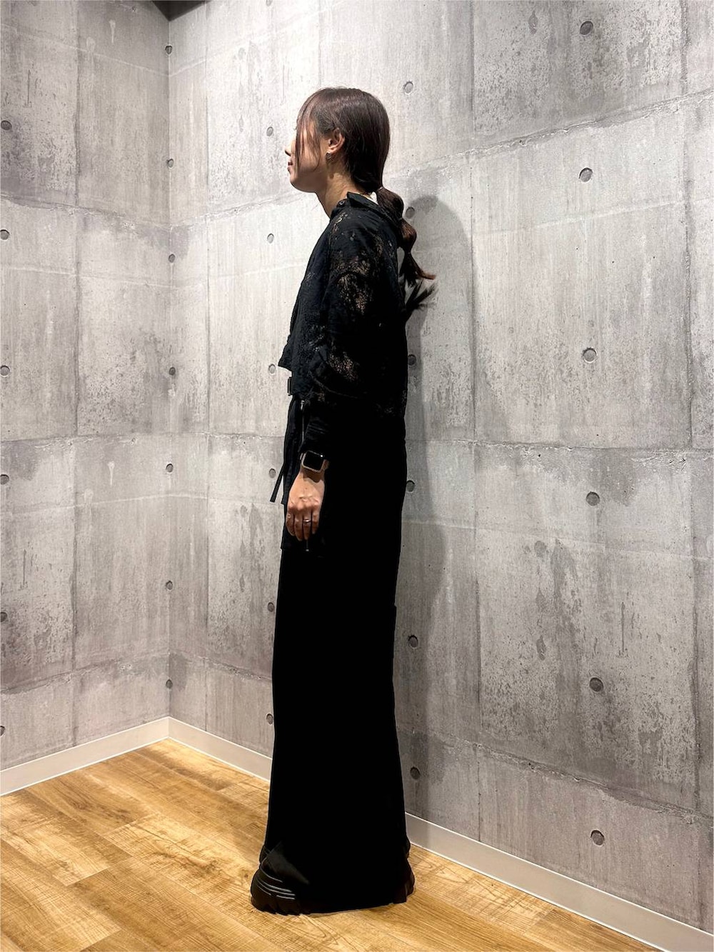 ブラック系のブーツ、ブラック系のその他パンツ、ブラック系のシャツ/ブラウスを着用したレディースの秋コーディネートの4枚目の写真