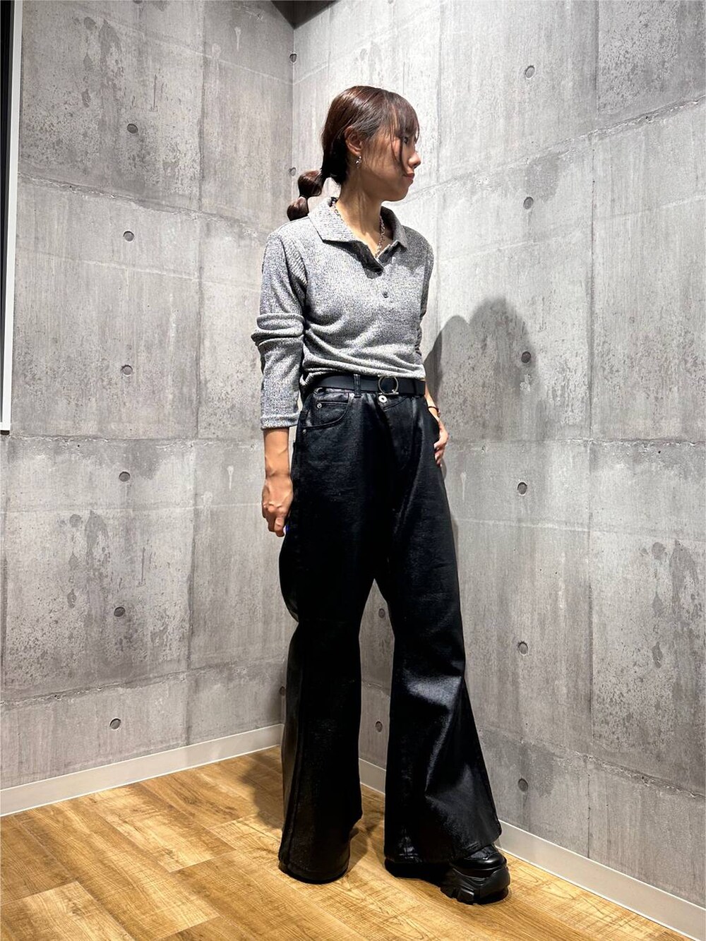 ブラック系のデニムパンツ、ブラック系のスニーカー、グレー系のニット/セーターを着用したレディースの秋コーディネートの5枚目の写真
