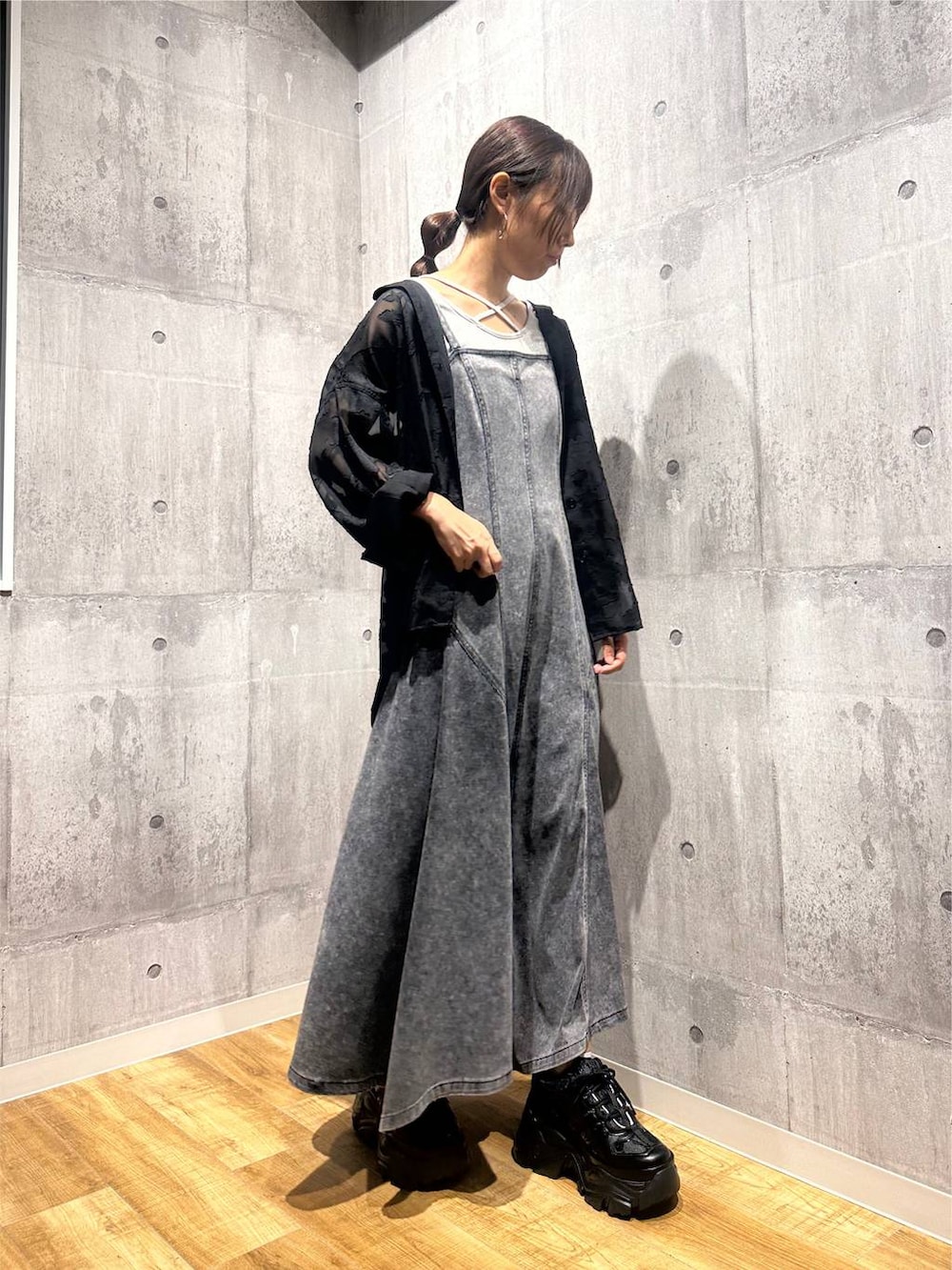 ブラック系のシャツ/ブラウス、ブラック系のワンピース、ホワイト系のタンクトップを着用したレディースの秋コーディネートの2枚目の写真