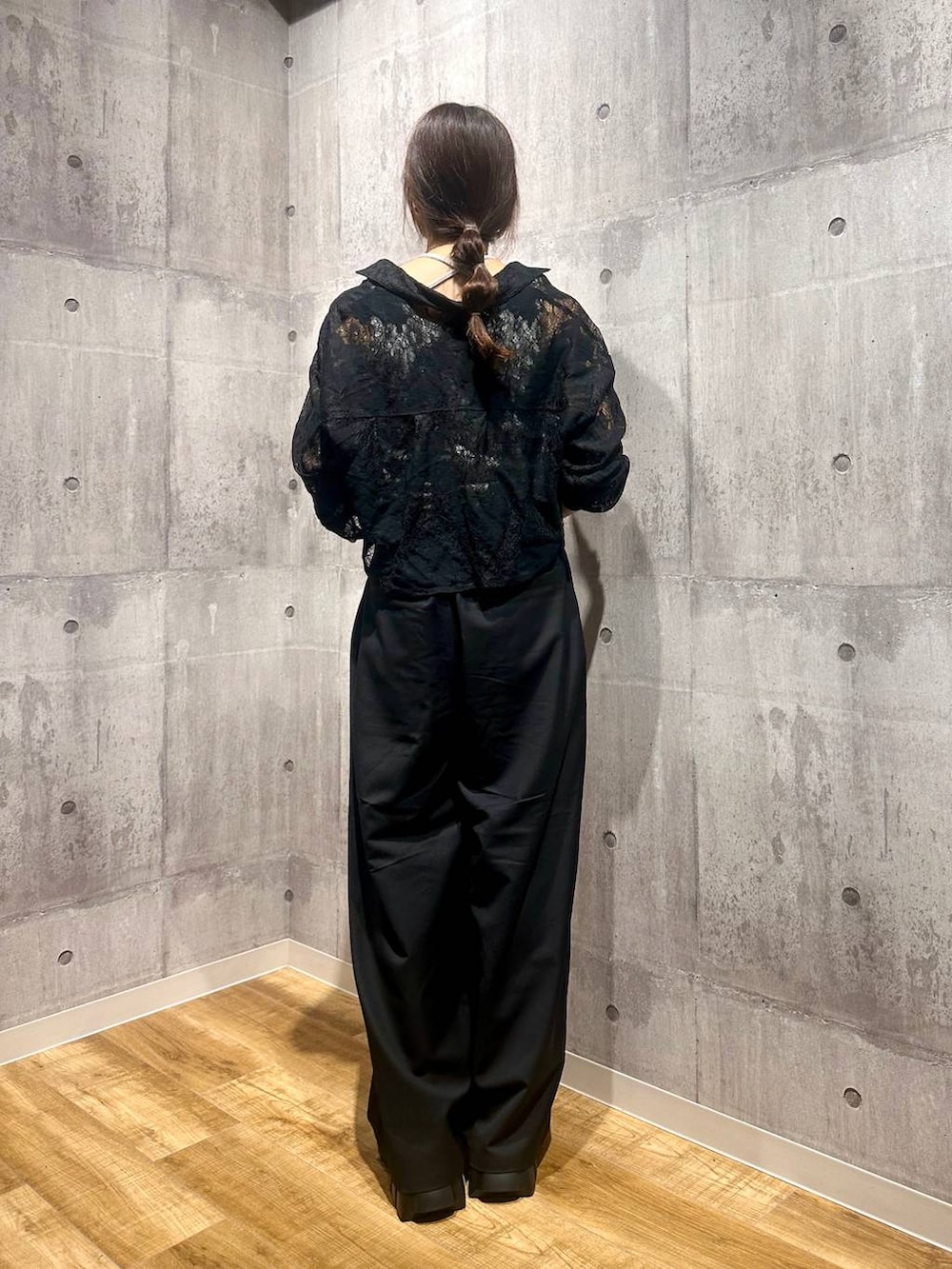ブラック系のブーツ、ブラック系のその他パンツ、ブラック系のシャツ/ブラウスを着用したレディースの秋コーディネートの3枚目の写真