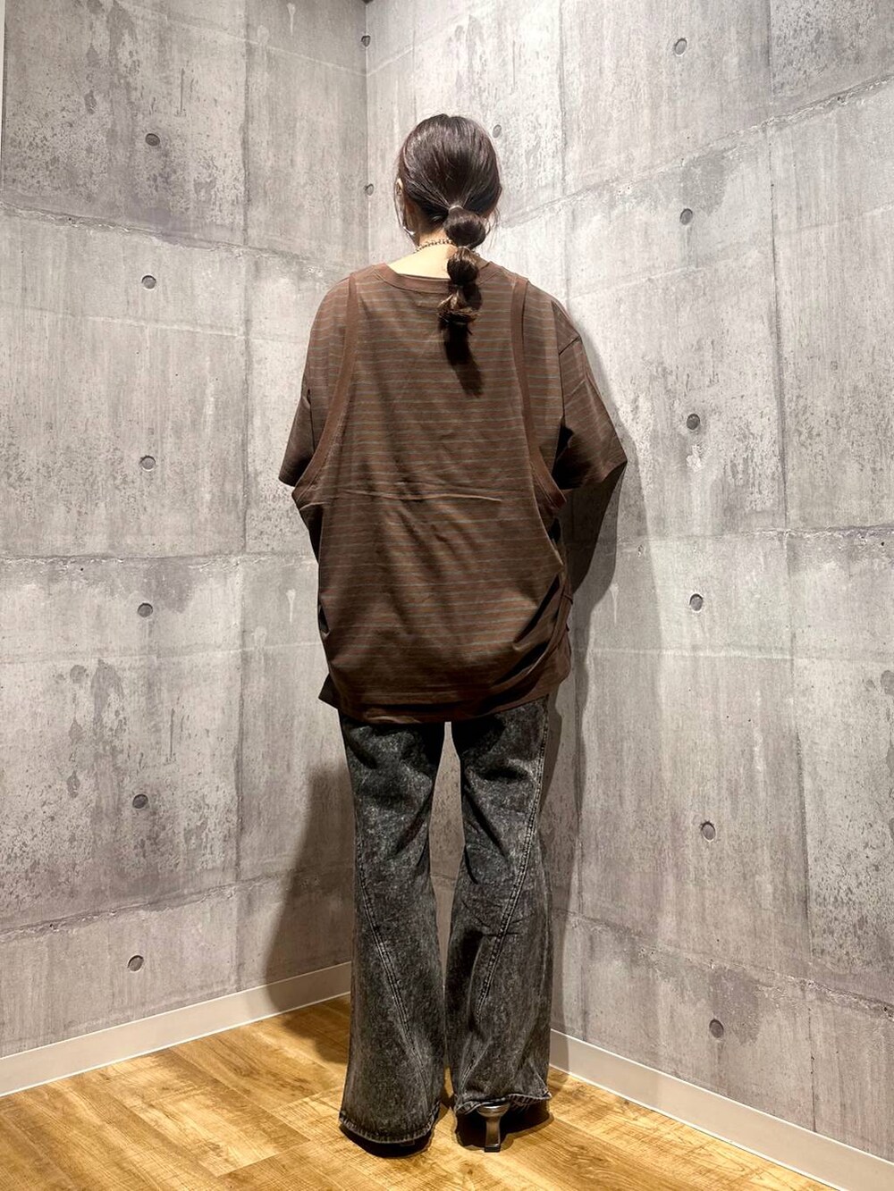 ブラウン系のTシャツ/カットソー、その他のサンダル、ブラック系のデニムパンツを着用したレディースの秋コーディネートの3枚目の写真