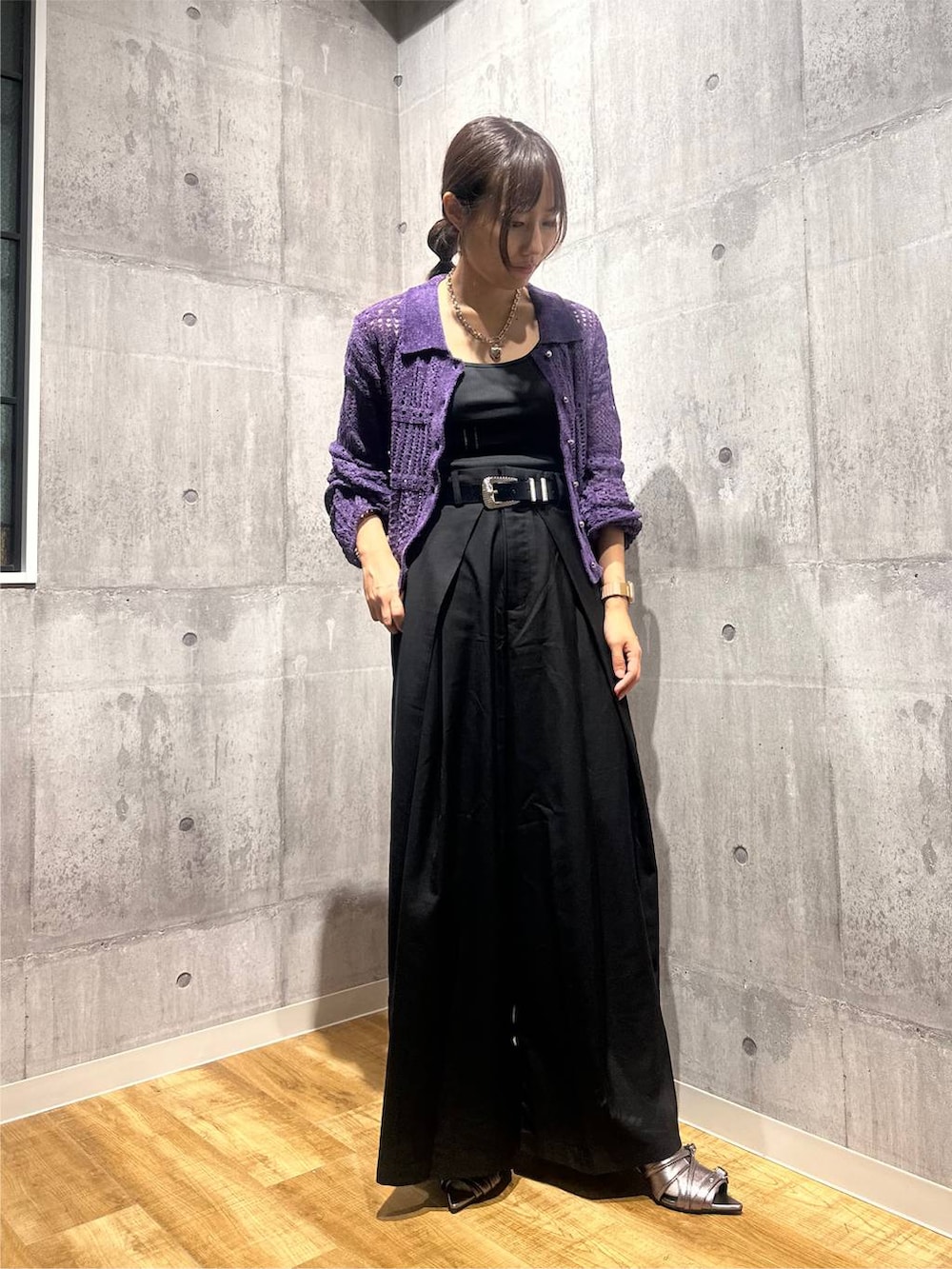 ブラック系のスラックス、パープル系のカーディガン/ボレロ、ブラック系のキャミソールを着用したレディースの秋コーディネートの5枚目の写真