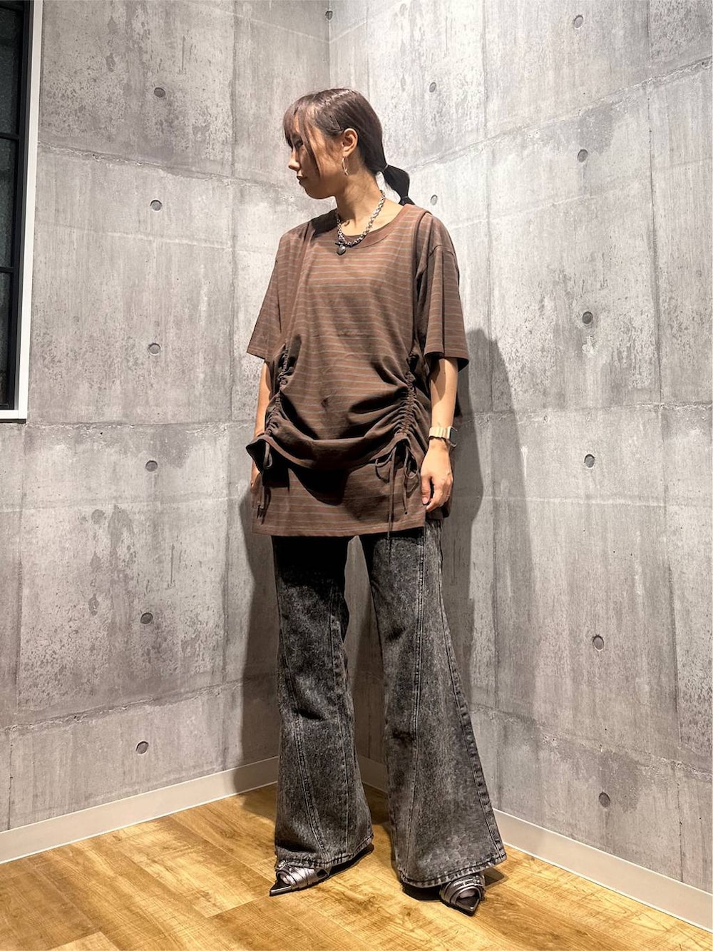 ブラウン系のTシャツ/カットソー、その他のサンダル、ブラック系のデニムパンツを着用したレディースの秋コーディネートの5枚目の写真