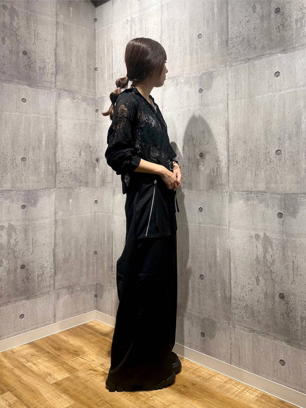 ブラック系のブーツ、ブラック系のその他パンツ、ブラック系のシャツ/ブラウスを着用したレディースの秋コーディネートの2枚目の写真