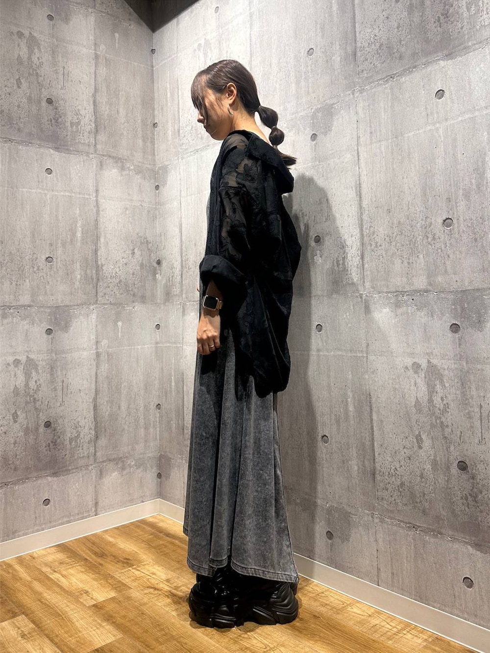 ブラック系のシャツ/ブラウス、ブラック系のワンピース、ホワイト系のタンクトップを着用したレディースの秋コーディネートの4枚目の写真
