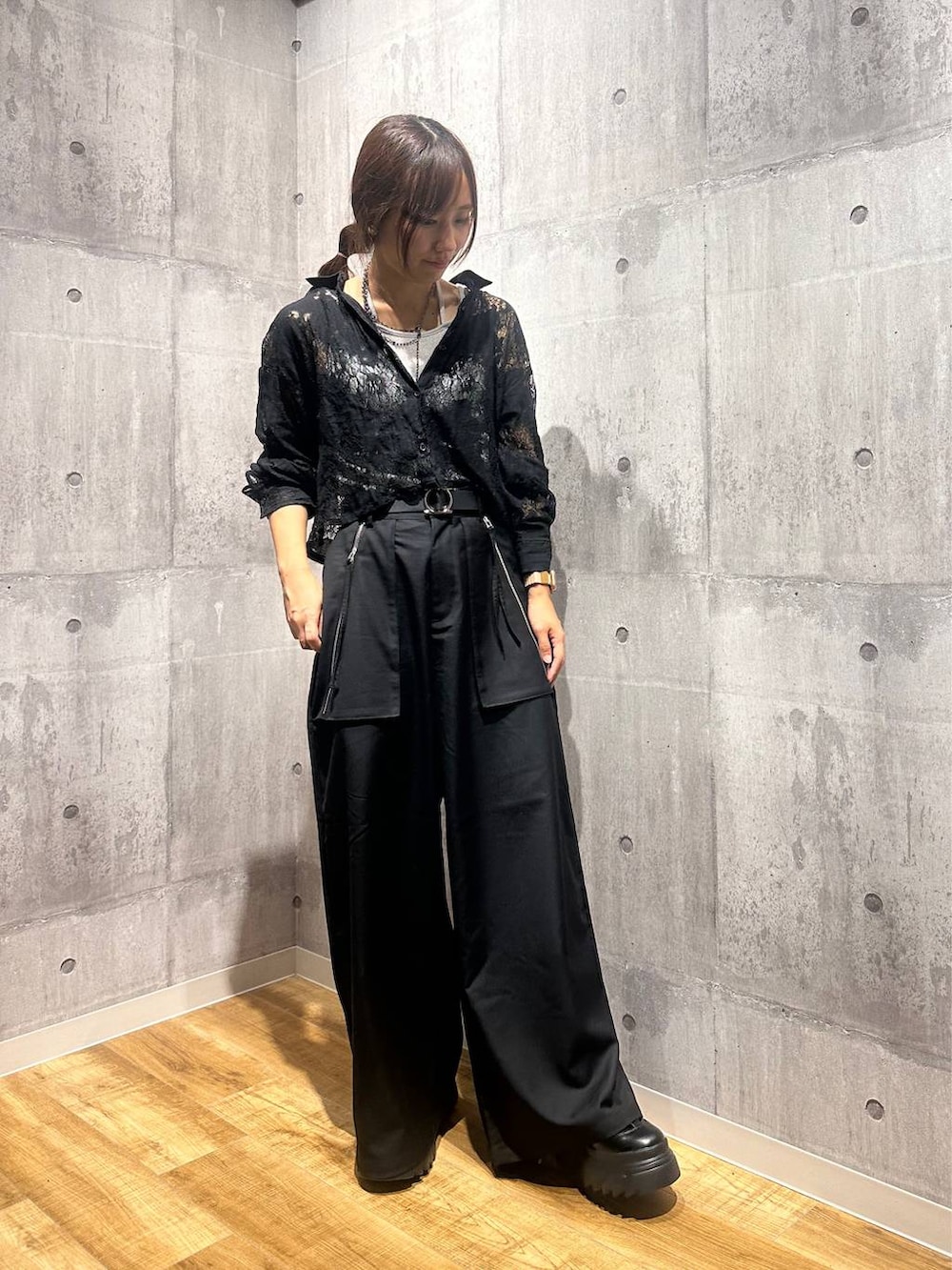 ブラック系のブーツ、ブラック系のその他パンツ、ブラック系のシャツ/ブラウスを着用したレディースの秋コーディネートの5枚目の写真