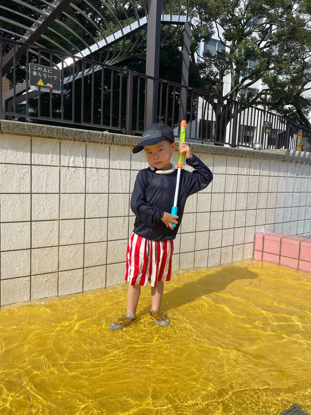 ブルー系の水着を着用したキッズの夏コーディネートの4枚目の写真
