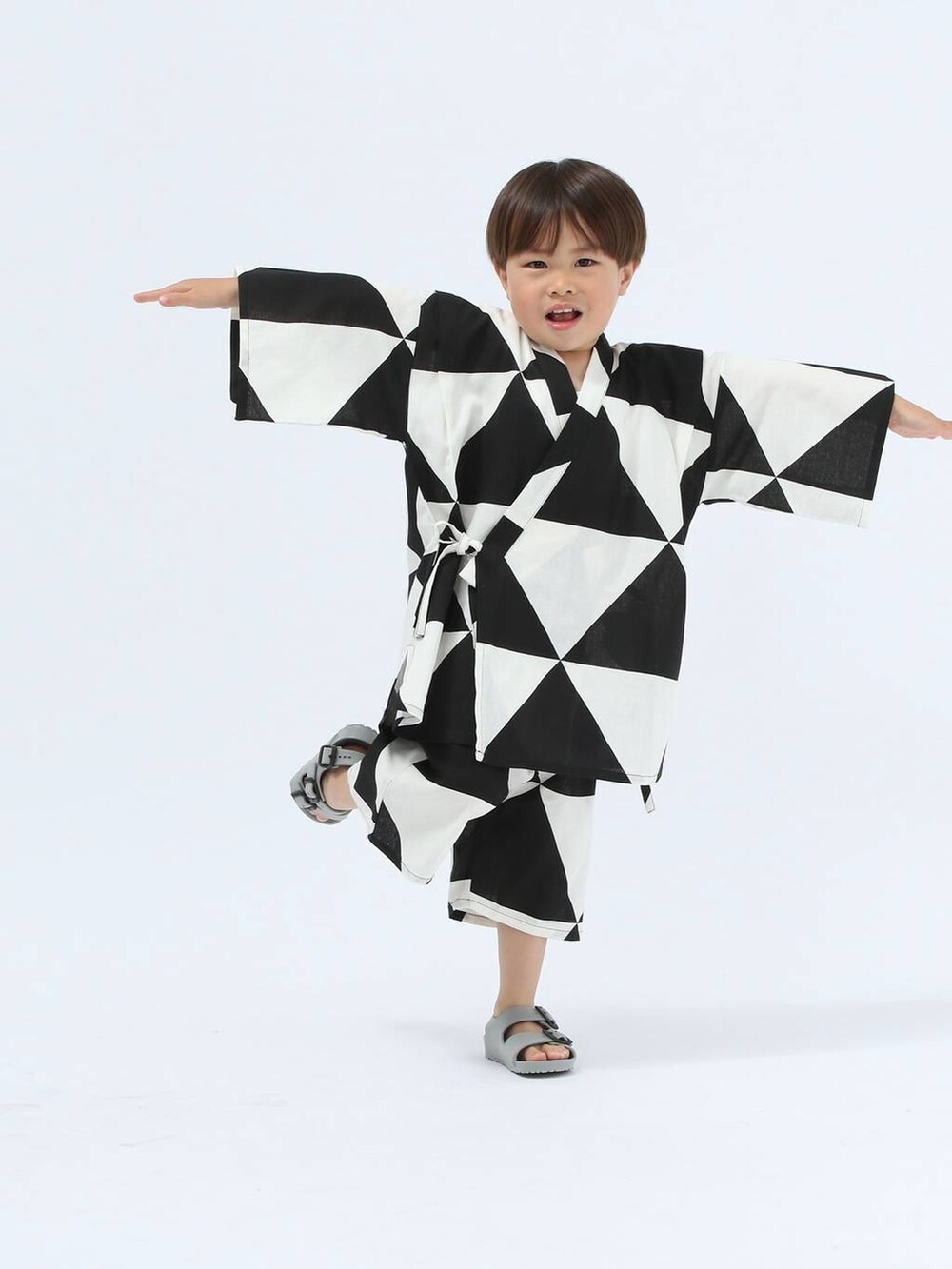 グレー系のショルダーバッグ、ブラック系の浴衣、ブラック系の浴衣を着用したキッズの春コーディネートの2枚目の写真