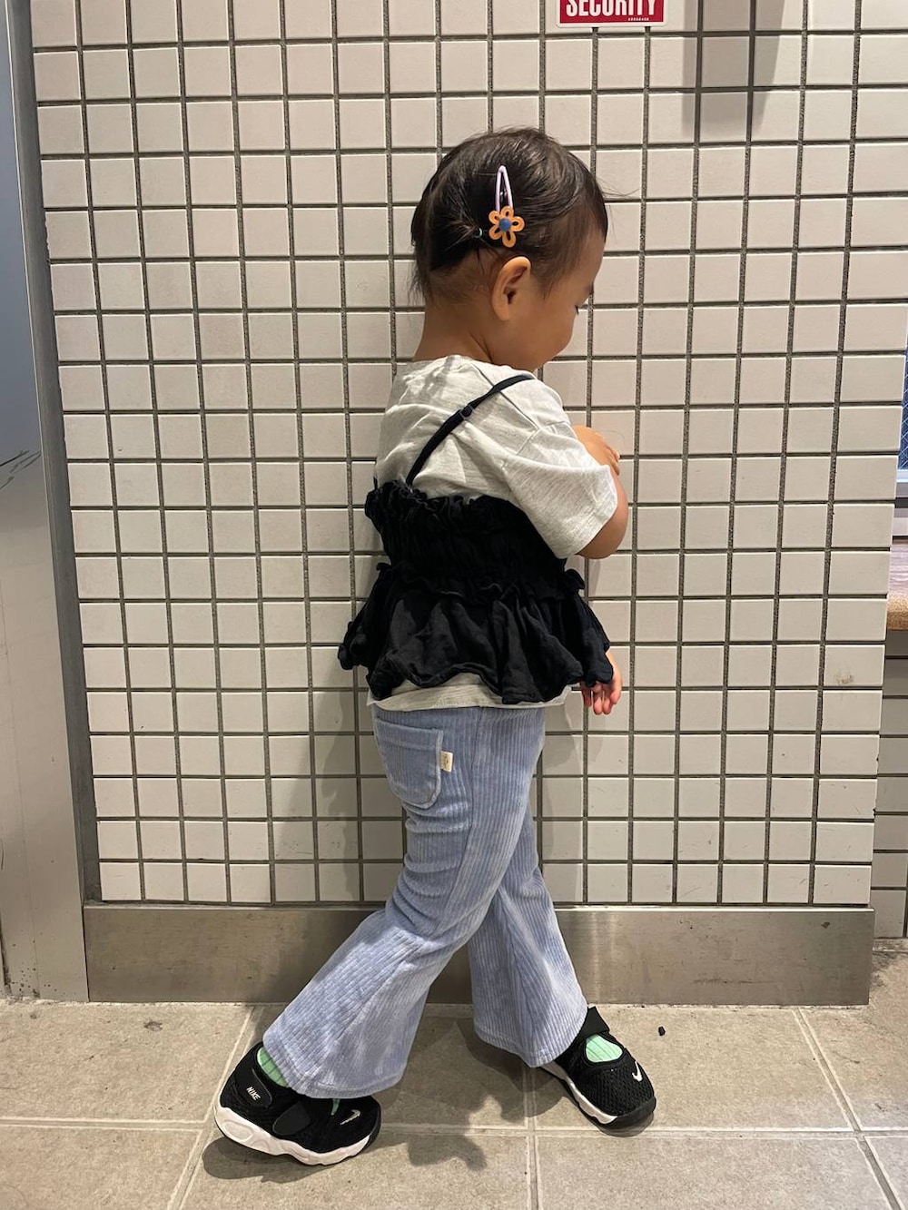 ブルー系のヘアピンを着用したキッズの夏コーディネートの3枚目の写真