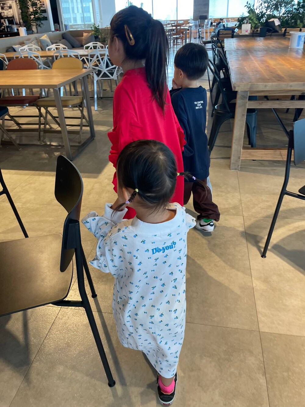 レッド系のワンピース、ブルー系のワンピースを着用したレディースの秋コーディネートの2枚目の写真