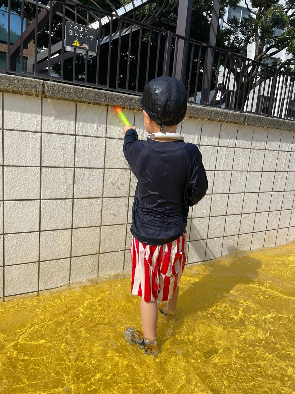 ブルー系の水着を着用したキッズの夏コーディネートの2枚目の写真