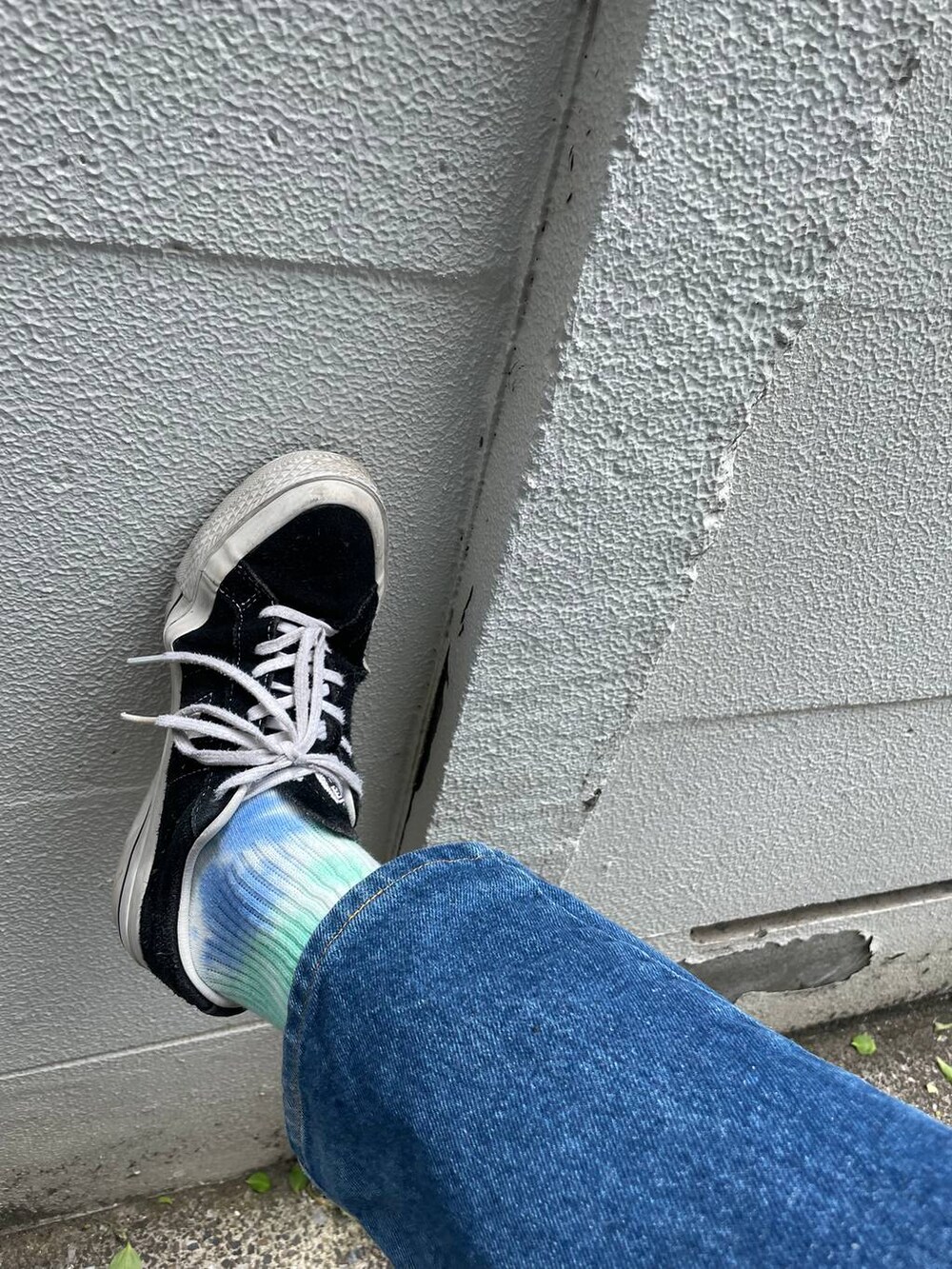 グリーン系のソックス/靴下を着用したキッズの春コーディネートの2枚目の写真