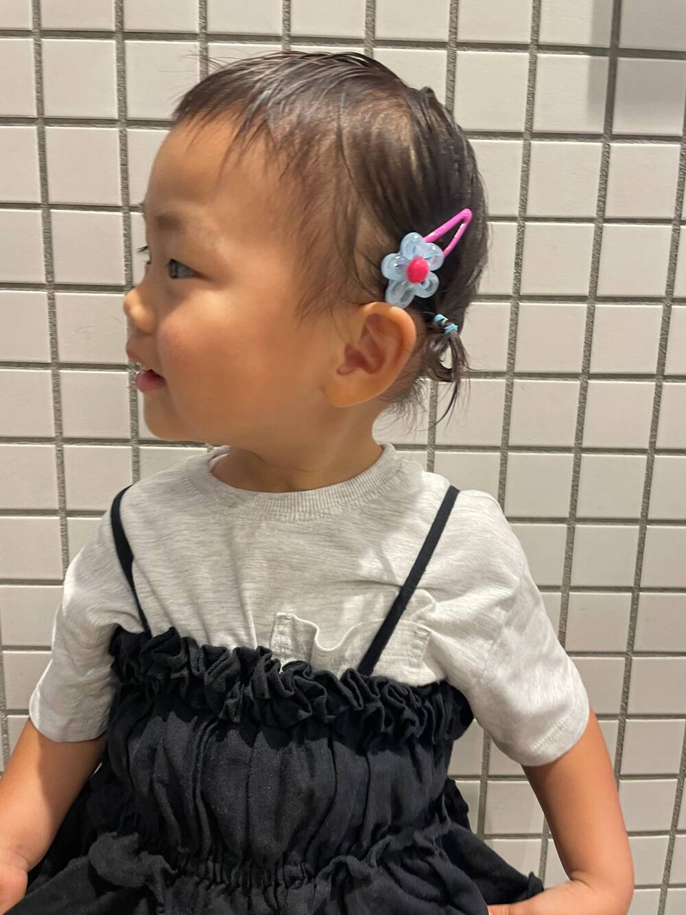 ブルー系のヘアピンを着用したキッズの夏コーディネートの2枚目の写真