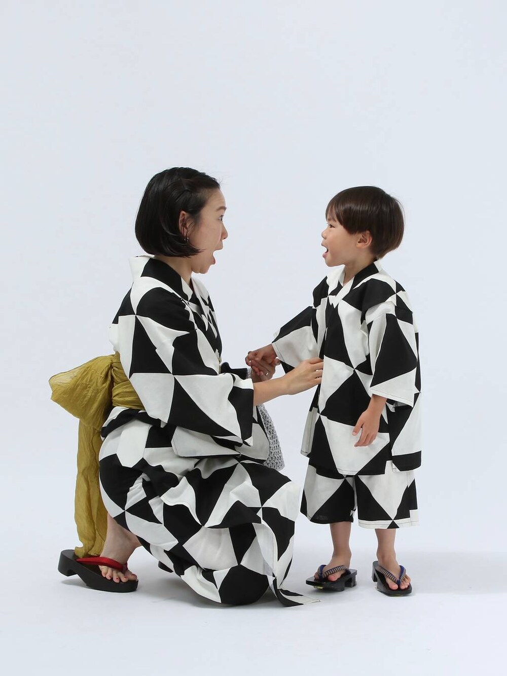 グレー系のショルダーバッグ、ブラック系の浴衣、ブラック系の浴衣を着用したキッズの春コーディネートの3枚目の写真