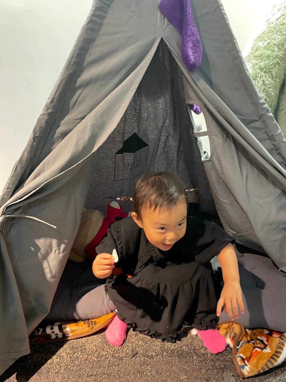 ブラック系のワンピースを着用したキッズの秋コーディネートの2枚目の写真