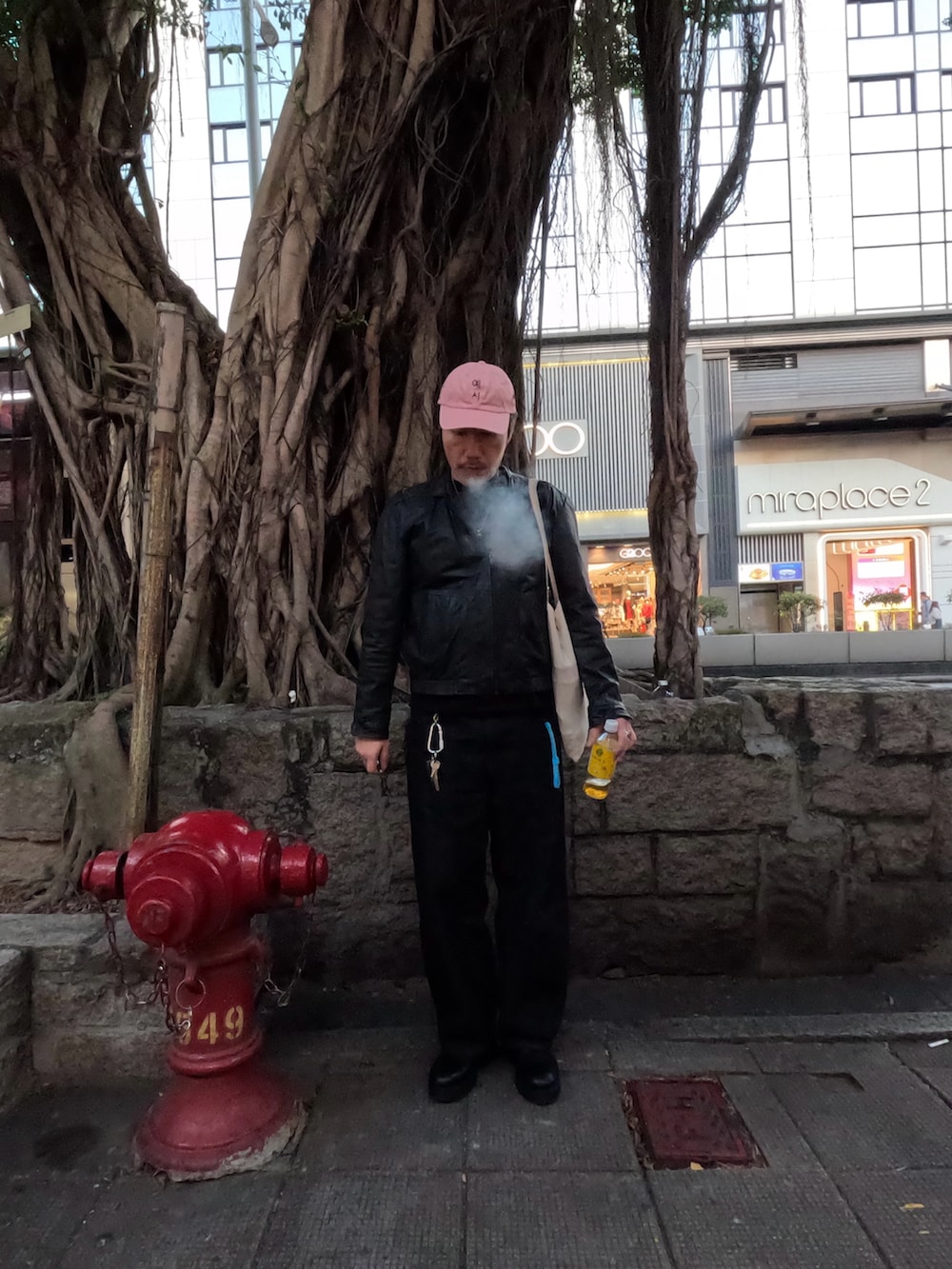 グレー系のテーラードジャケット、その他のチノパンツ、ブラック系のモカシン/デッキシューズを着用したメンズの冬コーディネートの2枚目の写真