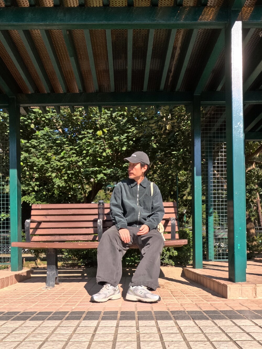 「AUTHENTIC SHOE &Co.のアイテム（キャップ、グレー系）」を使った、jayさん（メンズ・185cm）の冬コーディネートの3枚目の写真