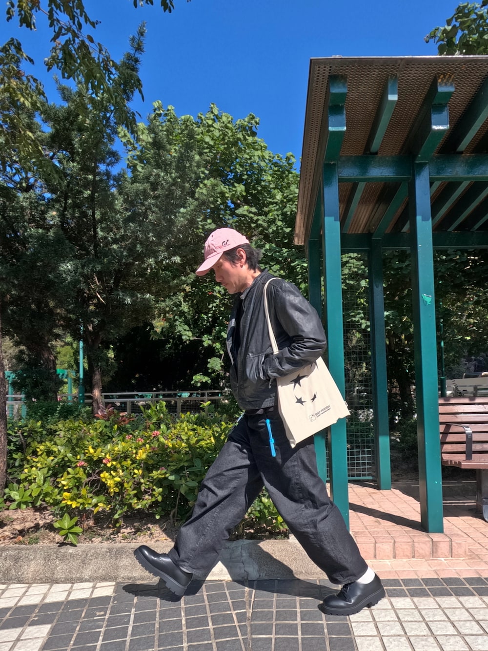 グレー系のテーラードジャケット、その他のチノパンツ、ブラック系のモカシン/デッキシューズを着用したメンズの冬コーディネートの4枚目の写真