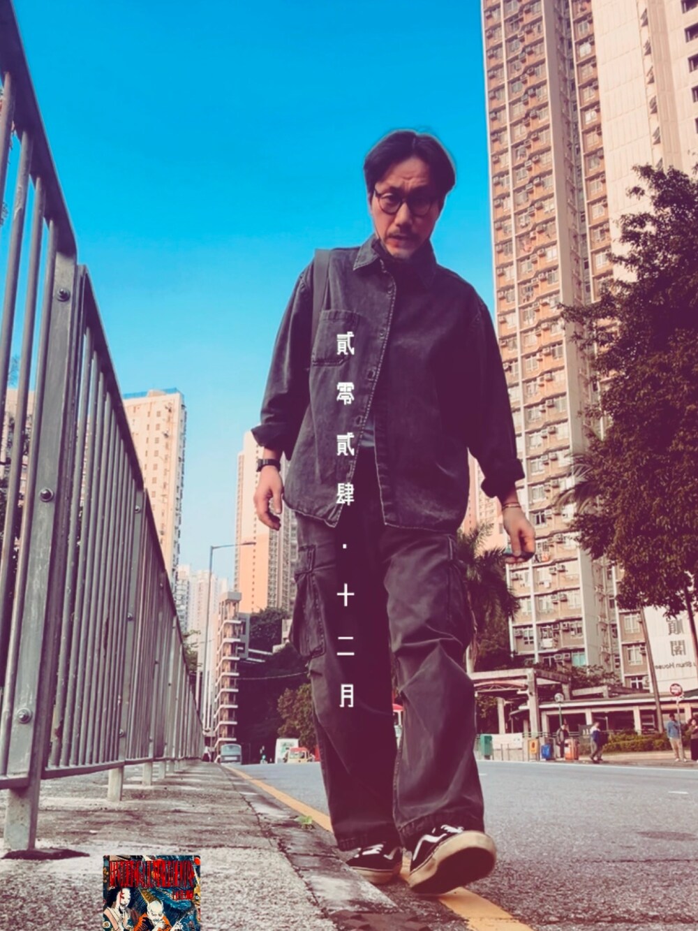 その他のスラックス、ベージュ系のブルゾン、ホワイト系のスニーカーを着用したメンズの冬コーディネートの2枚目の写真