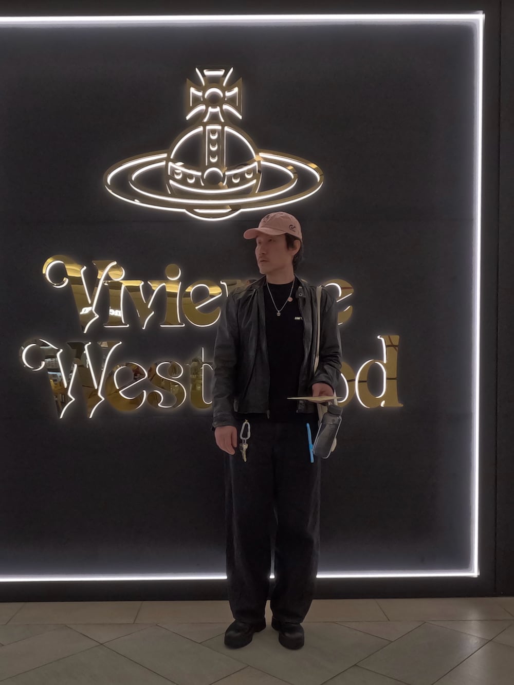 グレー系のテーラードジャケット、その他のチノパンツ、ブラック系のモカシン/デッキシューズを着用したメンズの冬コーディネートの3枚目の写真