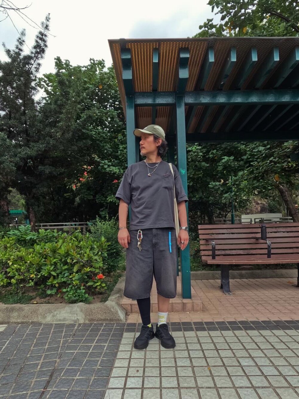 ブラック系のスタジャン、その他のチノパンツを着用したメンズの春コーディネートの2枚目の写真