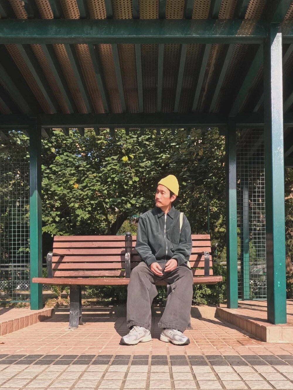 ベージュ系のブルゾン、その他のチノパンツ、グレー系のスニーカーを着用したメンズの冬コーディネートの2枚目の写真