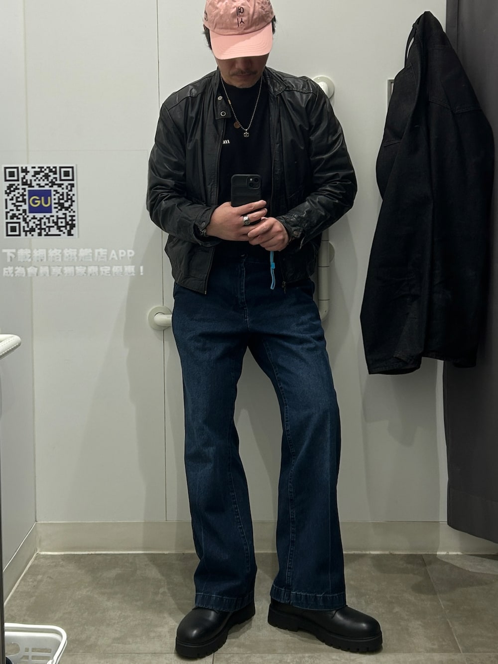 グレー系のテーラードジャケット、その他のチノパンツ、ブラック系のモカシン/デッキシューズを着用したメンズの冬コーディネートの5枚目の写真