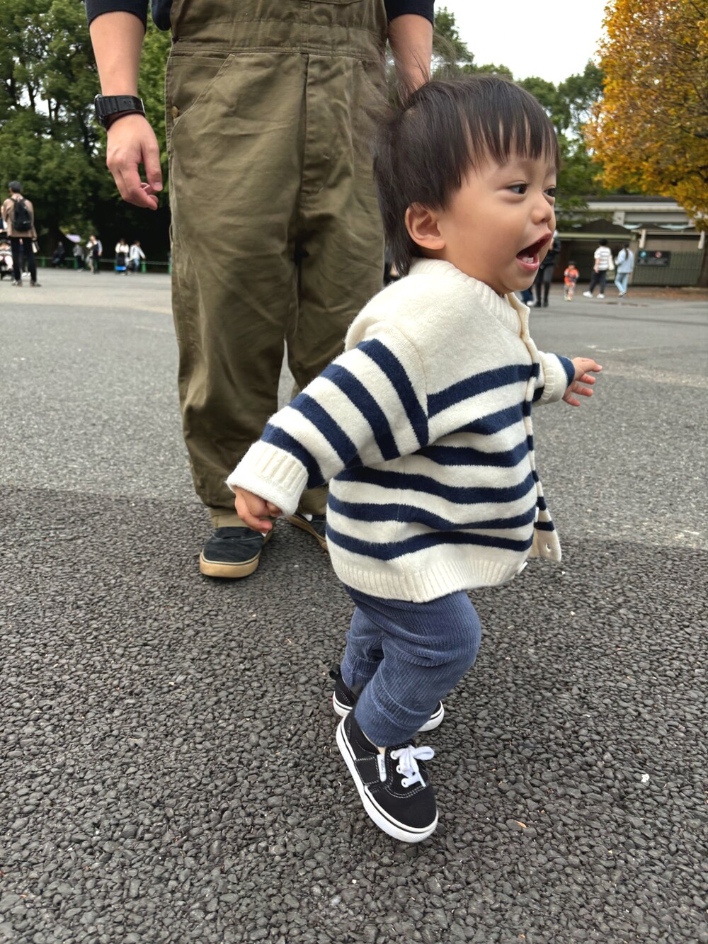 ブルー系のその他パンツ、ブラック系のスニーカー、ホワイト系のTシャツ/カットソーを着用したキッズの秋コーディネートの3枚目の写真