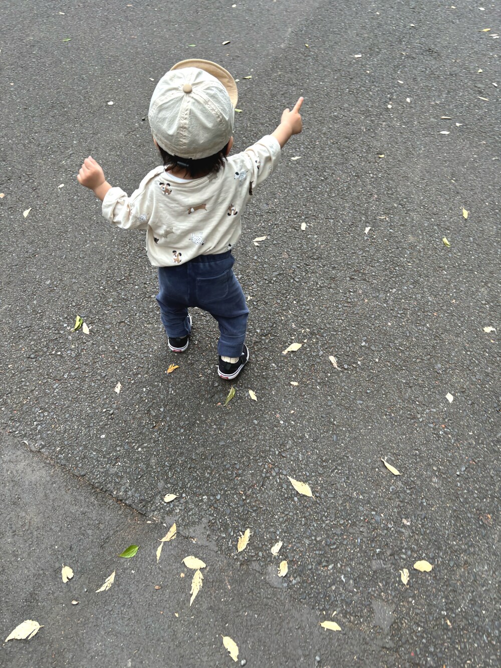 ブルー系のその他パンツ、ブラック系のスニーカー、ホワイト系のTシャツ/カットソーを着用したキッズの秋コーディネートの2枚目の写真